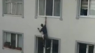 Polisten kaçan bacaklarını kırdı