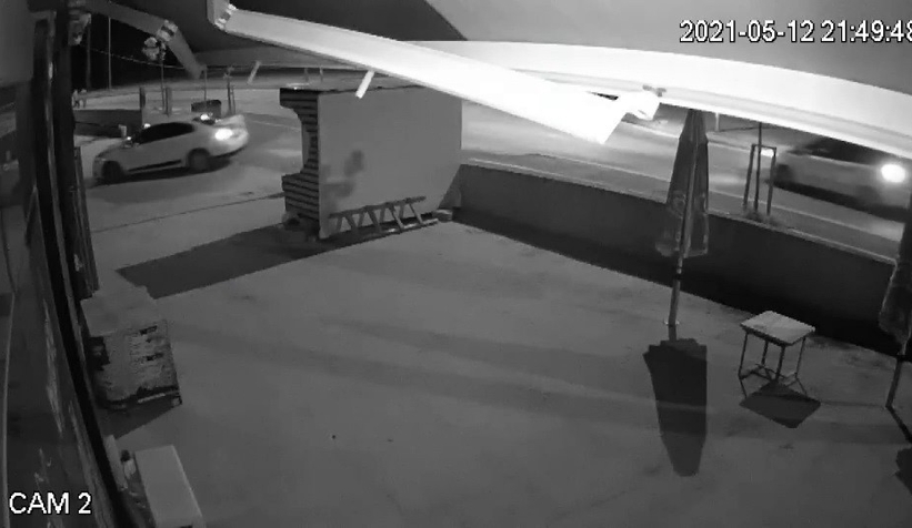 Polisten kaçarken beton direğe çarptı