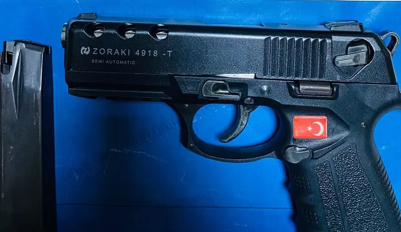 Polisten şok uygulaması; Ruhsatsız silahla yakalandılar