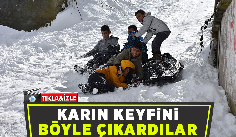 Poşetlerle kayarak eğlendiler