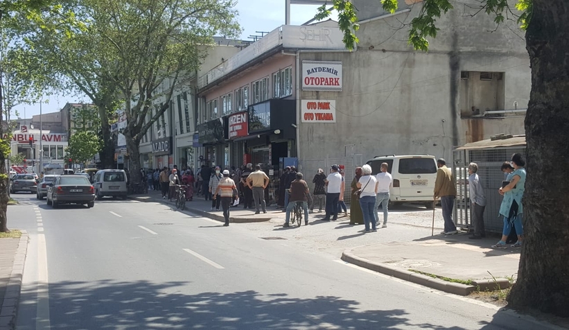 PTT önünde metrelerce kuyruk