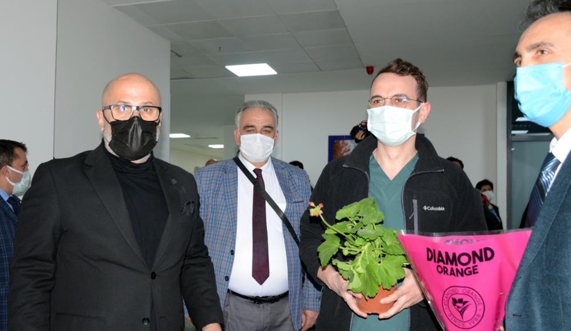 RATED sağlık çalışanlarına çiçek dağıttı