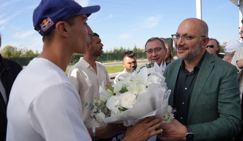 Razgatlıoğlu’nu çiçeklerle karşıladılar