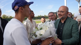 Razgatlıoğlu’nu çiçeklerle karşıladılar