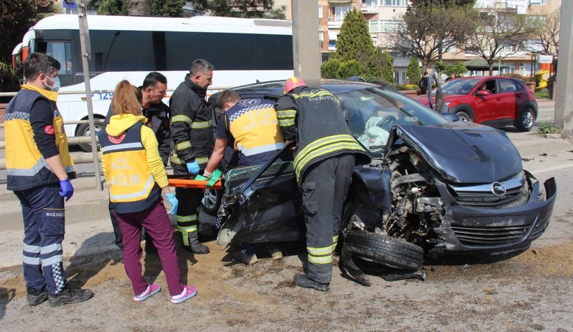 Refüje çarpan otomobil hurdaya döndü: 3 yaralı