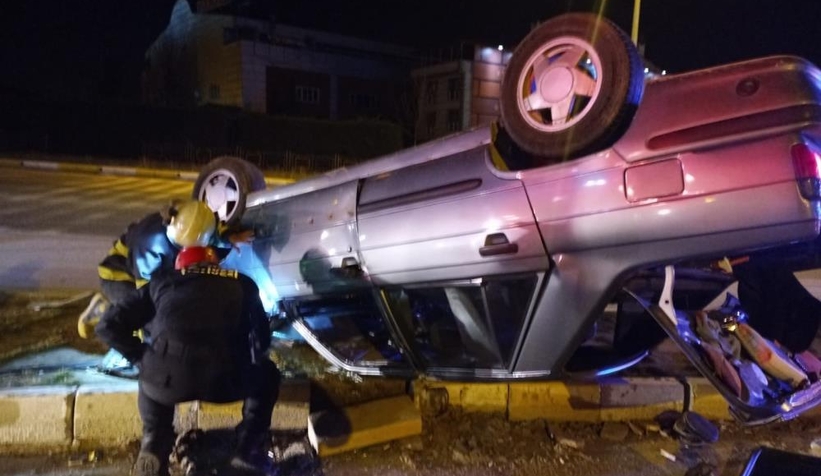 Refüje çarpan otomobil takla attı: 2 yaralı