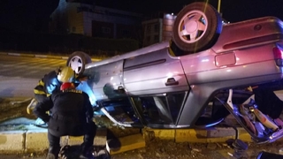 Refüje çarpan otomobil takla attı: 2 yaralı