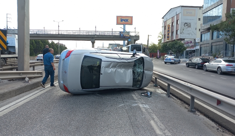 Refüje çarpan otomobil yan yattı