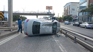 Refüje çarpan otomobil yan yattı