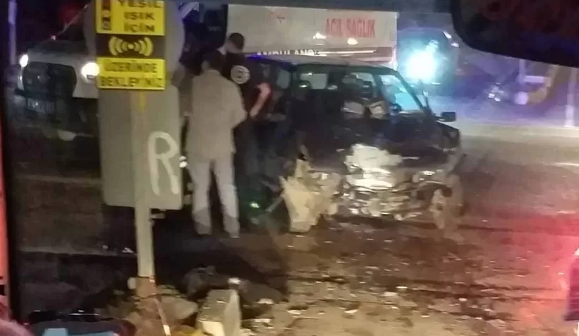 Refüje çarpıp hurdaya döndü