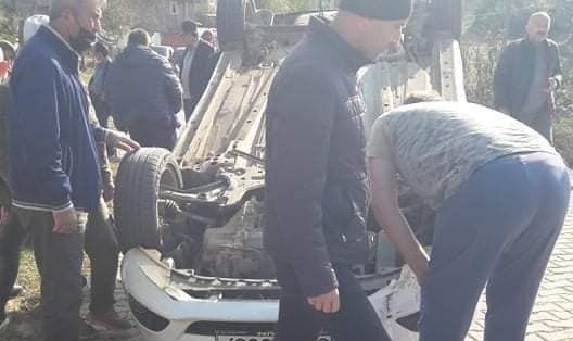 Refüje çarptı takla attı