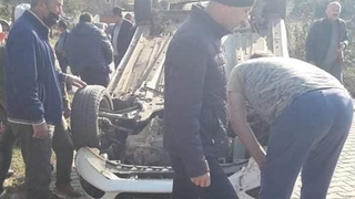 Refüje çarptı takla attı