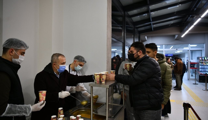 Rektör'den öğrencilere çorba ikramı