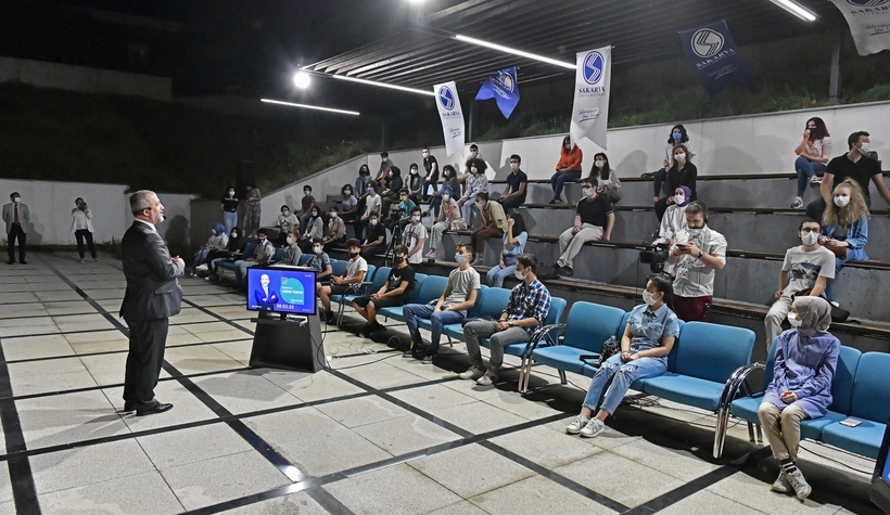 Rektör Savaşan aday öğrencilerle bir araya geldi