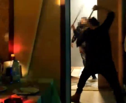 Restoranda sopalı hesap kavgası kamerada: 4 yaralı