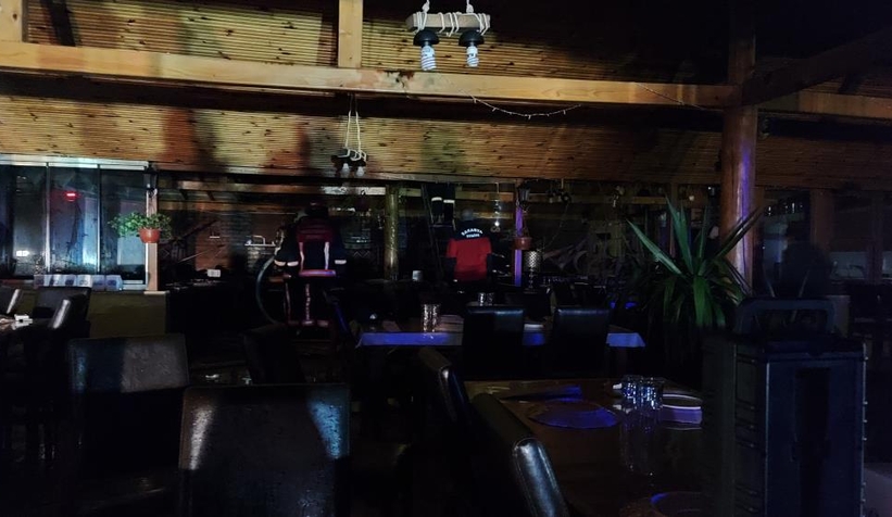 Restoranının yanışını gözyaşları içinde izledi