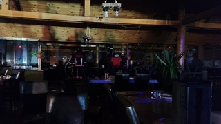 Restoranının yanışını gözyaşları içinde izledi