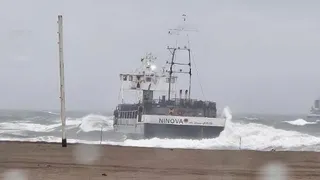 Ro Ro gemisi fırtınada karaya oturdu; Mürettebat yardım çağrısı yaptı