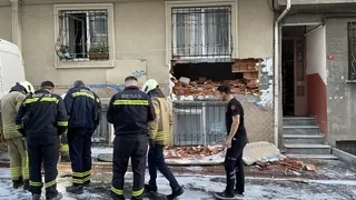 Rögar patladı; 4 katlı binanın giriş dairesinin duvarı yıkıldı