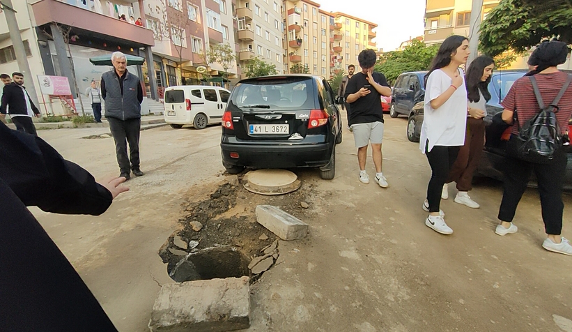 Rögara takılan otomobilin hava yastıkları patladı