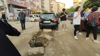 Rögara takılan otomobilin hava yastıkları patladı