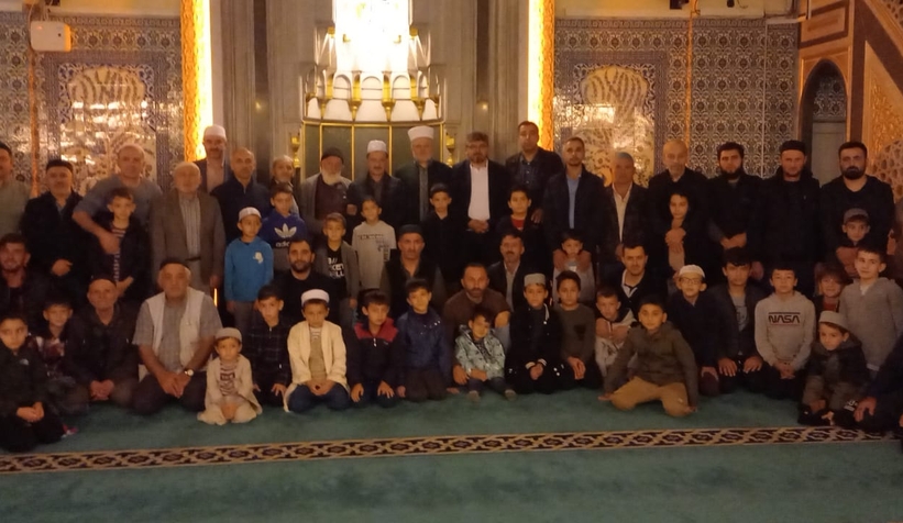 Sabah namazında baba oğul aynı safta buluştu