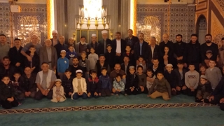 Sabah namazında baba oğul aynı safta buluştu