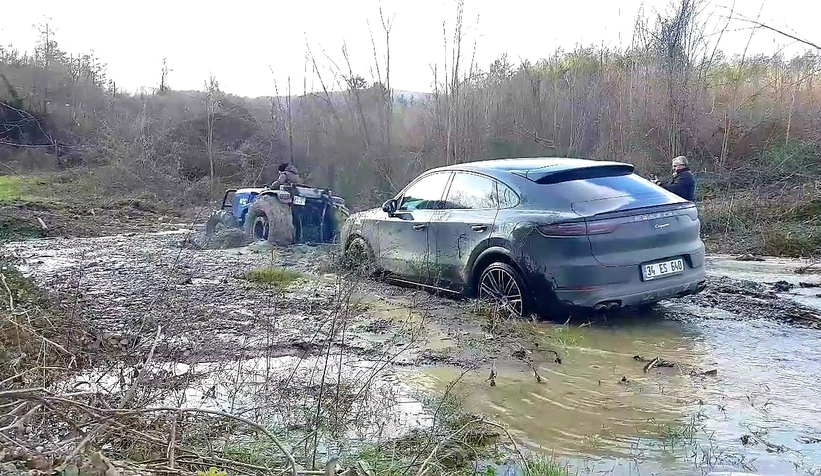Sabancı'nın milyonluk cipi Sapanca'da traktörle çekildi