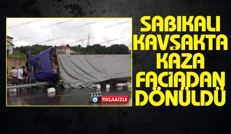 Sabıkalı kavşakta bir kaza daha