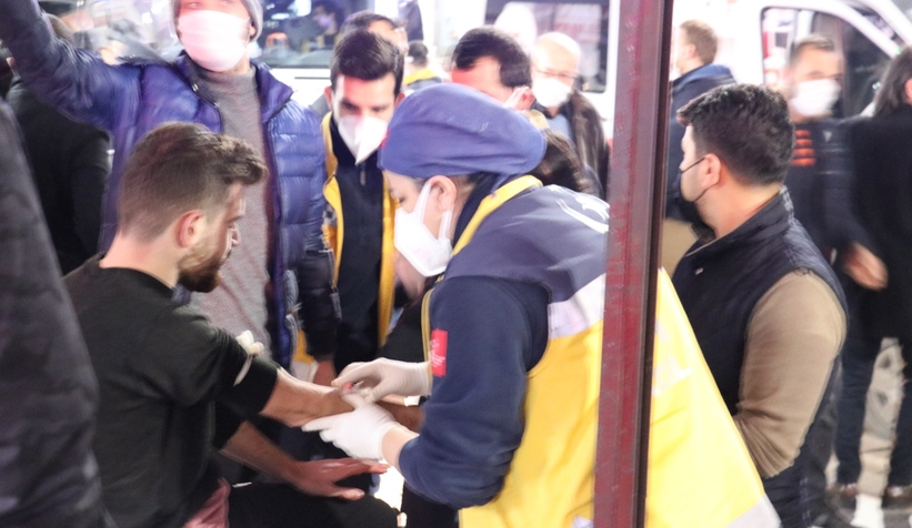 Saç tıraşını beğenmedi iki kişiyi bıçakladı