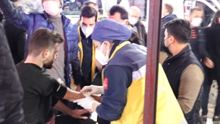 Saç tıraşını beğenmedi iki kişiyi bıçakladı