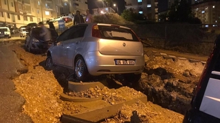 Sağanak sonrası yol çöktü, 5 araç hasar gördü