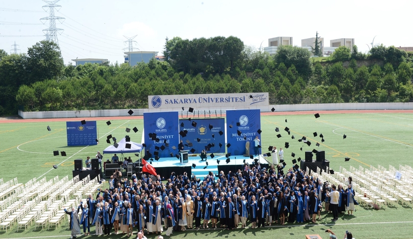 Sağlık Bilimleri Fakültesi'nde mezuniyet coşkusu