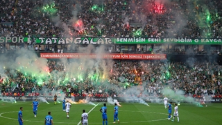 Sahaya meşaleler atıldı! Oyun durdu