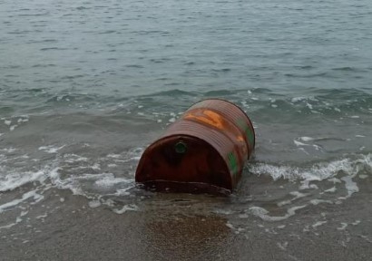 Sahile vuran varil ekipleri harekete geçirdi