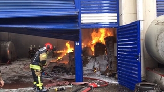 Sahte içki imalathanesi alev alev yandı