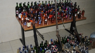 Sahte içkiden zehirlendi, baba, oğlun evine baskın yapıldı