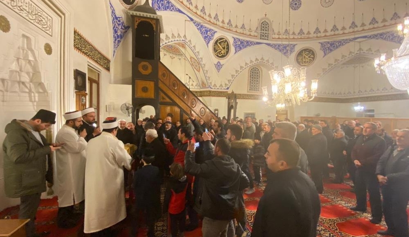 Sakal-ı Şerif'i görebilmek için sıraya girdiler