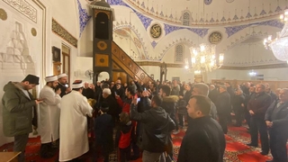 Sakal-ı Şerif'i görebilmek için sıraya girdiler