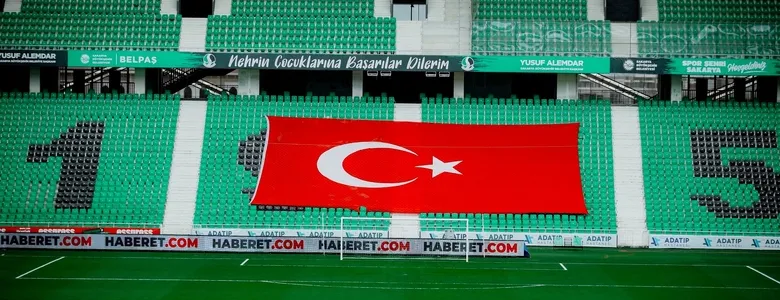 Sakarya Atatürk Stadyumu'na dev Türk bayrağı