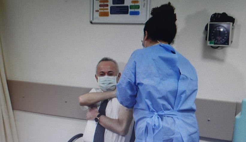 Sakarya'da aşılama başladı, ilk aşıyı Sağlık Müdürü oldu