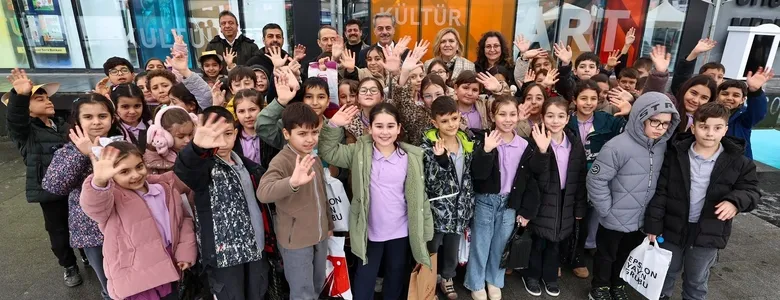 Sakarya'da binlerce çocuğun bilgiyle, kültür ve sanatla buluşacağı, Türkiye'de ilk olan Sakarya Çocuk Edebiyatı Fuarı kapılarını açtı.