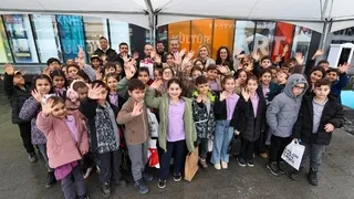 Sakarya'da binlerce çocuğun bilgiyle, kültür ve sanatla buluşacağı, Türkiye'de ilk olan Sakarya Çocuk Edebiyatı Fuarı kapılarını açtı.