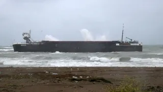 Sakarya'da karaya oturan dev gemiden fotoğraflar