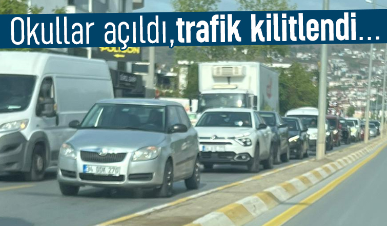 Sakarya'da okulların ilk günü trafik yoğunluğu