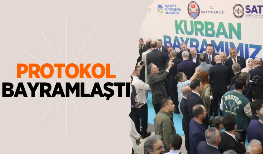 Sakarya'da protokol ve vatandaşlar bayramlaştı