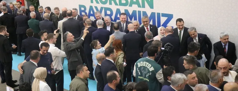 Sakarya'da protokol ve vatandaşlar bayramlaştı