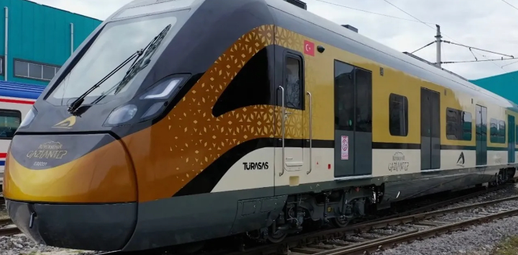Sakarya'da üretilen dördüncü banliyö tren seti Gaziantep'e teslim edildi
