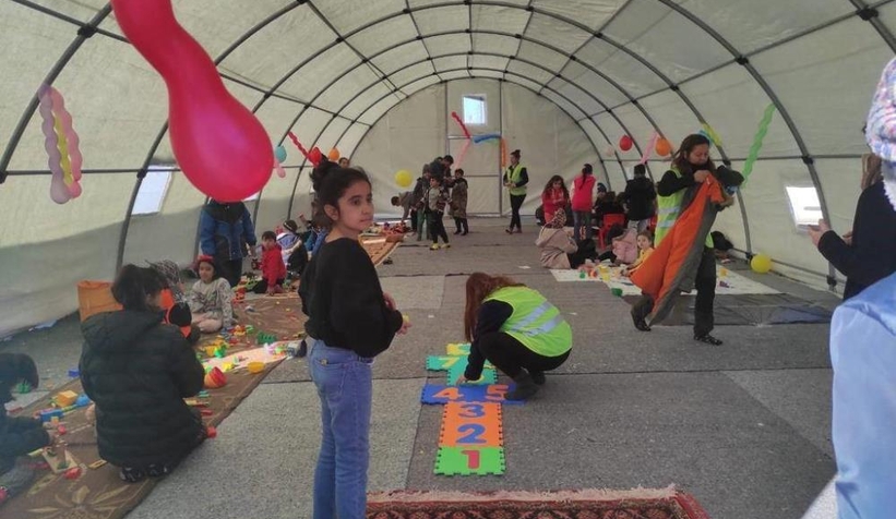 Sakarya'dan giden komandolar çocuk oyun çadırı kurdu
