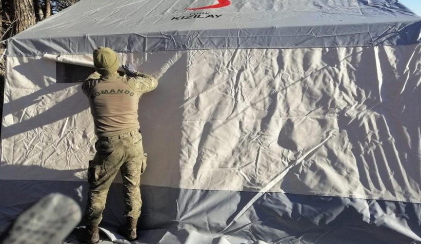 Sakarya'dan giden komandolar şehit ailesine çadır kurdu